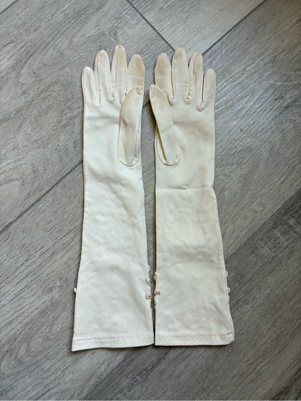 Carolina Amato Embellished Sequin Embroidered Ivory White Bridal Opera Gloves
